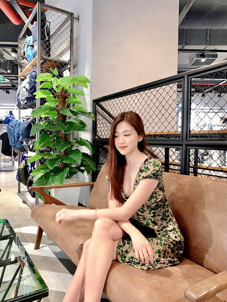 Chiếc váy xẻ ngực sâu hun hút khiến nhiều anh chàng phải "đỏ mặt".