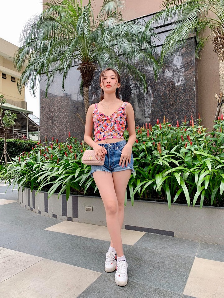 Áo hai dây với quần short cực ngắn mang đến sự trẻ trung, cá tính cho cô "Trà" trong "Hoa hồng trên ngực trái”.