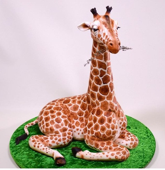 Chiếc bánh hình chú hươu cao cổ dễ thương dành cho các bé.