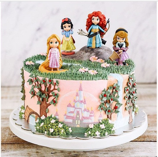 Chiếc bánh với nhiều hình công chúa dành cho các bé gái. Ảnh: BS.