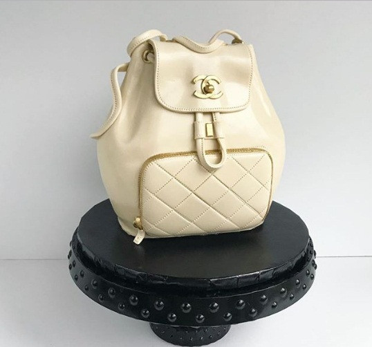 Cái bánh hình chiếc túi hàng hiệu dành cho tín đồ thời trang.