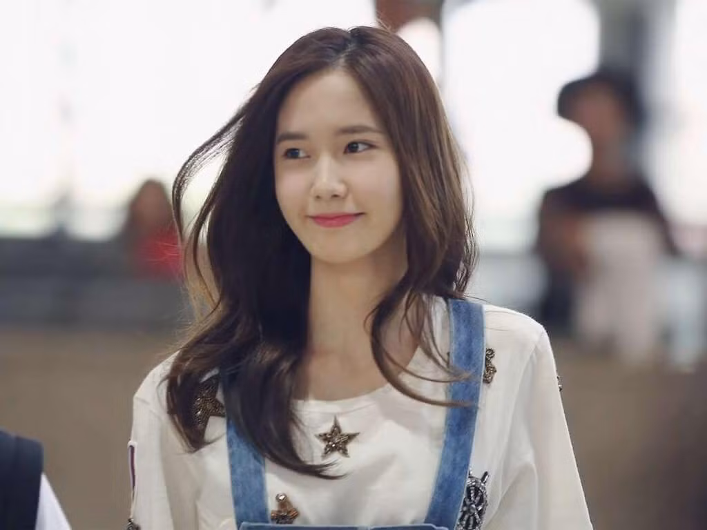 Ngủ đủ giấc: Yoona cho biết cô nhận thức tầm quan trọng của giấc ngủ đối với sức khỏe lẫn sắc đẹp. Vì vậy, dù lịch làm việc có bận rộn, Yoona vẫn chú ý sắp xếp thời gian cho giấc ngủ. Theo cô, không có phương pháp nào giúp da khỏe đẹp từ bên trong tốt hơn là việc ngủ ngon.