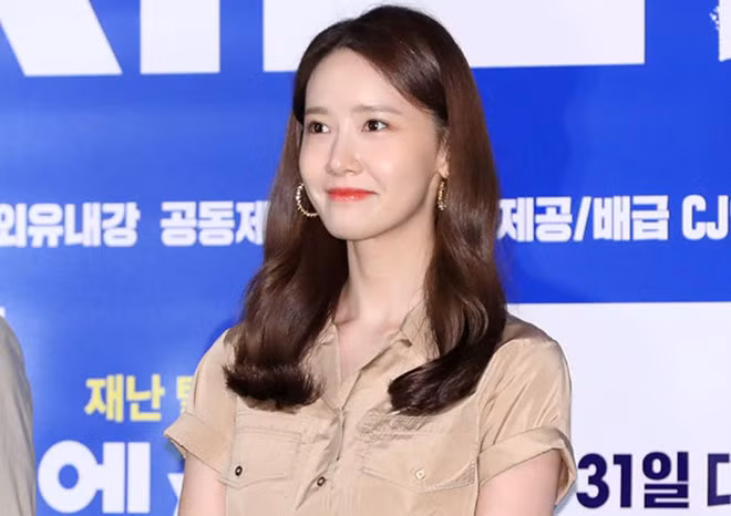 Thường xuyên đắp mặt nạ: Đối với Yoona, cô ưu tiên cho loại mặt nạ giấy có sẵn hơn là mặt nạ tự làm bởi sự tiện lợi, tiết kiệm thời gian. Mỗi ngày, sau các bước làm sạch da, nữ ca sĩ thường dùng mặt nạ dưỡng. Tùy theo tình trạng da lúc đó mà Yoona thay đổi các loại mặt nạ khác nhau cho phù hợp.