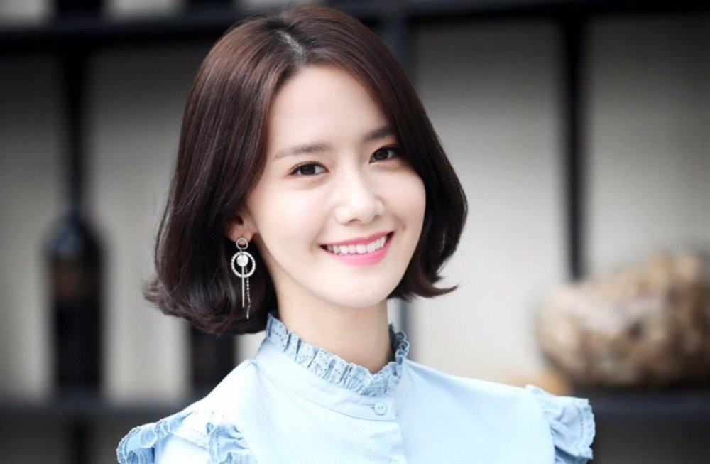 Luôn chú trọng dùng dưỡng ẩm: Do sở hữu làn da khô nên Yoona thường chọn lựa các sản phẩm dưỡng da giàu độ ẩm. Lời khuyên của Yoona đối với những cô nàng da khô là nên thường xuyên sử dụng mặt nạ cấp ẩm và uống nhiều nước. Đặc biệt, hãy luôn mang theo bên mình một lọ kem dưỡng ẩm để chăm sóc da khi ra ngoài.