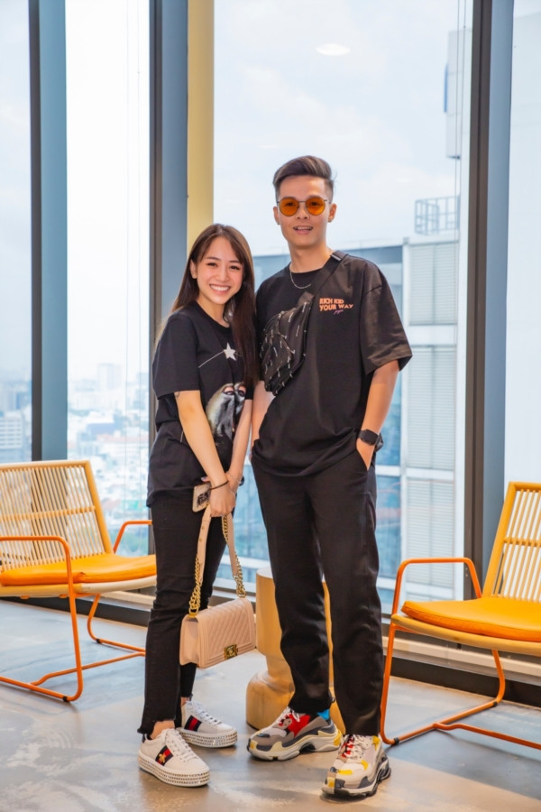 Với Minh Anh, quần áo - váy có thể đơn giản nhưng phụ kiện thời trang nhất định phải dùng hàng hiệu. Túi Gucci Marmont GG khoảng 46 triệu đồng, giày khoảng 16 triệu đồng.