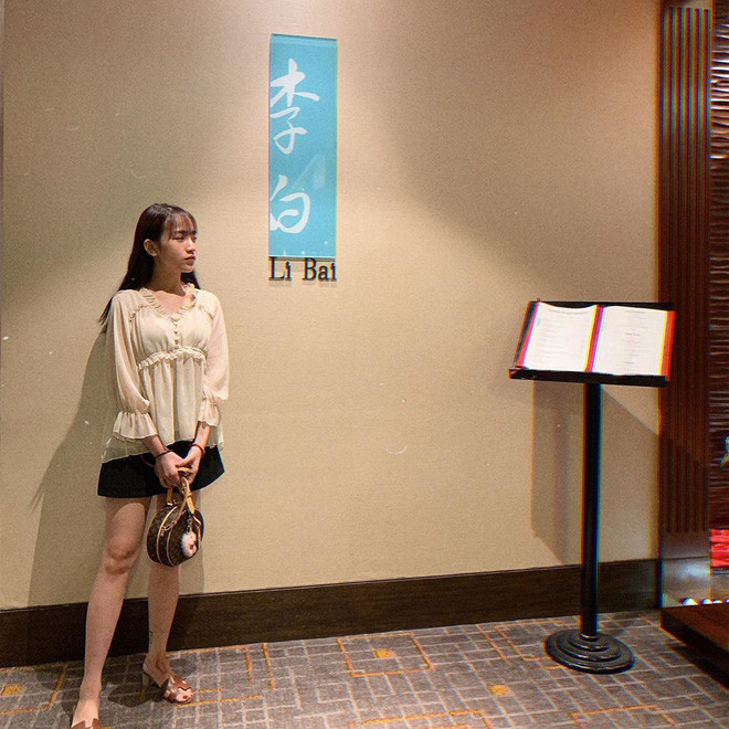 Nhan sắc rực rỡ như hoa của Minh Anh - con gái đầu lòng của đại gia Minh Nhựa nức tiếng Sài Gòn. Dù mới 20 tuổi nhưng cô đã tự chủ kinh tế bằng công việc kinh doanh và chụp hình lookbook.