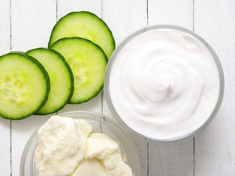 Cám gạo và dưa chuột: Lấy một thìa bột gạo trộn với 1 thìa nước ép dưa chuột trong một cái bát. Trộn đều để tạo thành hỗn hợp sệt lên da mặt của bạn. Để yên trong 15 phút. Rửa sạch sau đó. Ảnh: Internet.