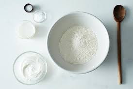 Mặt nạ cám gạo, kem sữa và glycerin: Thành phần 1 muỗng cà phê bột gạo, 1 muỗng cà phê kem sữa, 1 muỗng cà phê glycerin. Trộn các nguyên liệu với nhau, thoa hỗn hợp lên mặt và cổ của bạn. Để yên đến khi mặt nạ khô. Rửa sạch sau nó.