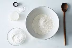 Mặt nạ cám gạo, kem sữa và glycerin: Thành phần 1 muỗng cà phê bột gạo, 1 muỗng cà phê kem sữa, 1 muỗng cà phê glycerin. Trộn các nguyên liệu với nhau, thoa hỗn hợp lên mặt và cổ của bạn. Để yên đến khi mặt nạ khô. Rửa sạch sau nó.