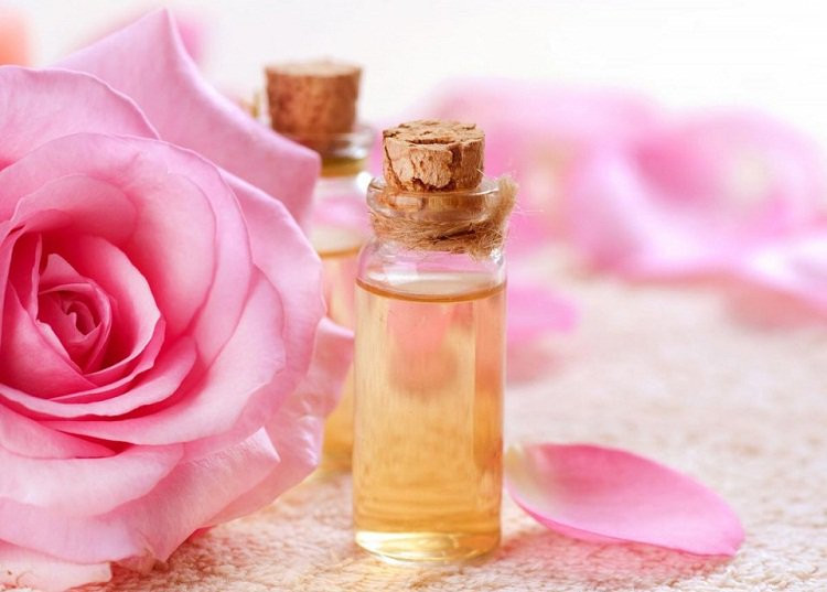 Cám gạo, nước hoa hồng và dầu cây trà. Công thức mặt nạ cám gạo này mang lại cho bạn làn da săn chắc và trẻ trung. Trộn 1 muỗng canh bột gạo, 1 muỗng nước hoa hồng và 10 giọt dầu cây trà trong một cái bát. Thêm dầu cây trà và nước hoa hồng vào đây và cho nó một hỗn hợp tốt. Thoa hỗn hợp lên mặt. Để nó trong 15-20 phút. Rửa sạch bằng nước ấm.