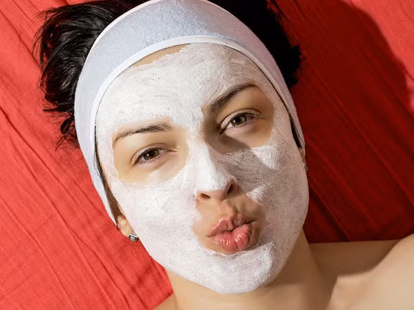  Mặt nạ cám gạo, cà chua và lô hội: Loại mặt nạ này hoạt động như một chất tẩy trắng da tự nhiên và do đó sẽ giúp da mặt căng mịn, trắng sáng. Thành phần gồm bột gạo, gel lô hội và cà chua mỗi thứ một muỗng. Trộn tất cả thành phần trong một cái bát với nước thành hỗn hợp sệt rồi bôi lên mặt. Để yên trong nửa giờ. Rửa sạch sau đó.