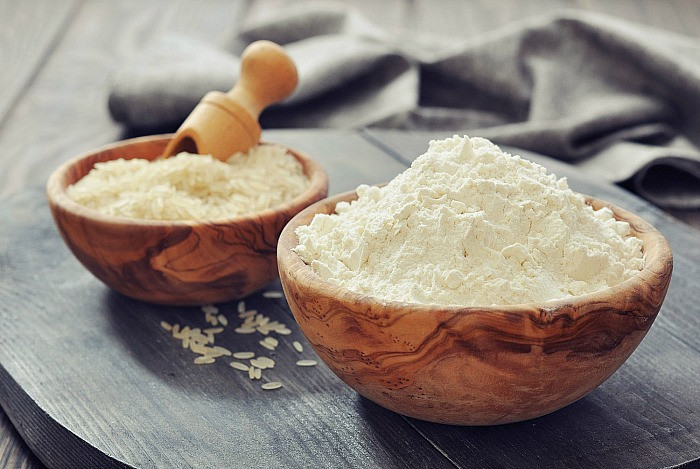 Mặt nạ cám gạo, yến mạch và mật ong: Thành phần yến mạch giúp tẩy da chết, bụi bẩn và tạp chất trong khi mật ong giữ ẩm và làm sạch da để mang lại cho bạn làn da sáng. Ba nguyên liệu mỗi thứ một muỗng trộn đều với nước trong cái bát. Sau đó bôi hỗn hợp này lên mặt và nhẹ nhàng xoa bóp trong vài phút. Để yên trong 15 phút nữa. Rửa sạch sau đó.