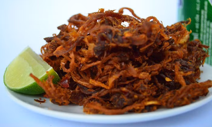 Món nai khô Diên Khánh ở Khánh Hòa chắc chắn sẽ làm hài lòng những ai ưa thích đặc sản núi rừng. Nai khô được tẩm ướp gia vị và ép thành từng tảng lớn.