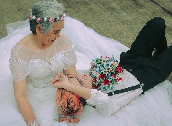 Bo anh cuoi ba noi - chau trai khien cu dan mang choang vang cuc do