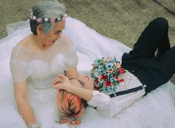 Bo anh cuoi ba noi - chau trai khien cu dan mang choang vang cuc do