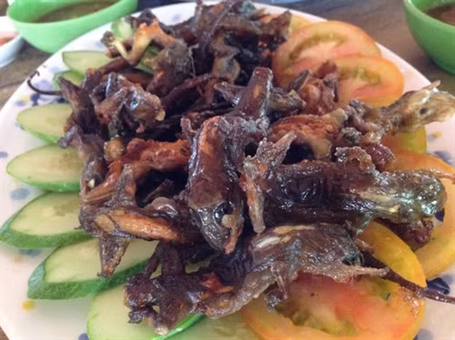 Để làm thịt thằn lằn núi, người mổ bụng moi sạch ruột ra rồi băm nhỏ, xào với tiêu và lá lốt ăn cùng với bánh tráng thì không còn chỗ nào để chê, món ăn này sẽ tạo cho ta một cảm giác dân dã của vùng quê.