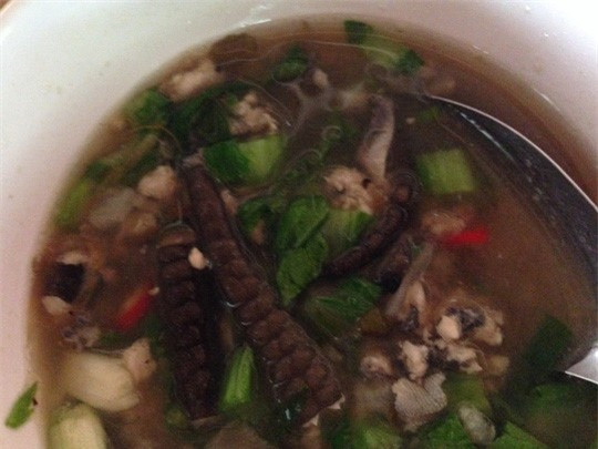 Thằn lằn núi Tây Ninh nấu cháo ăn cũng rất ngon, thơm nóng, giải nhiệt. Riêng món cháo đậu xanh thằn lằn thì rất đậm đà, sẽ ấm bụng sau khi uống vài cốc bia với mồi thằn lằn núi chiên xù, ốc núi hấp sả… Nhưng có thể nhiều chị em còn ngập ngừng khi đang húp cháo bỗng đâu thòi ra cái… đuôi thằn lằn mềm nhũn, sậm màu.