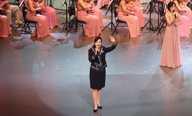 Hyon Song Wol là ngôi sao ca nhạc nổi tiếng hàng đầu và quyền lực nhất Triều Tiên mang hàm Đại tá quân đội.