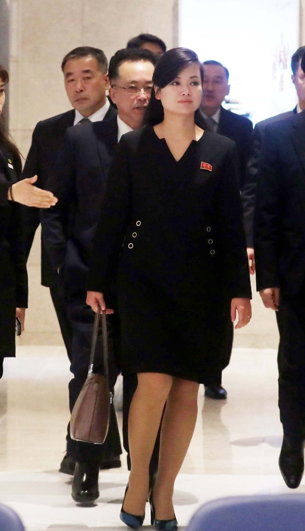 Trong lần đến Hàn Quốc trước thềm Olympic ở Pyeongchang vào tháng 2/2018, Hyon Song Wol trông cực sang trọng khi mặc chiếc áo khoác đen với phần cổ làm từ lông xám đen.