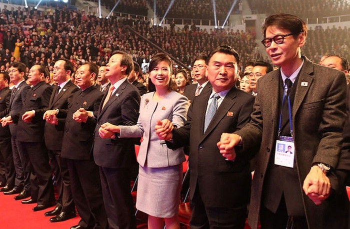 Chân váy và áo khoác màu nhã nhặn là trang phục phổ biến của cô.