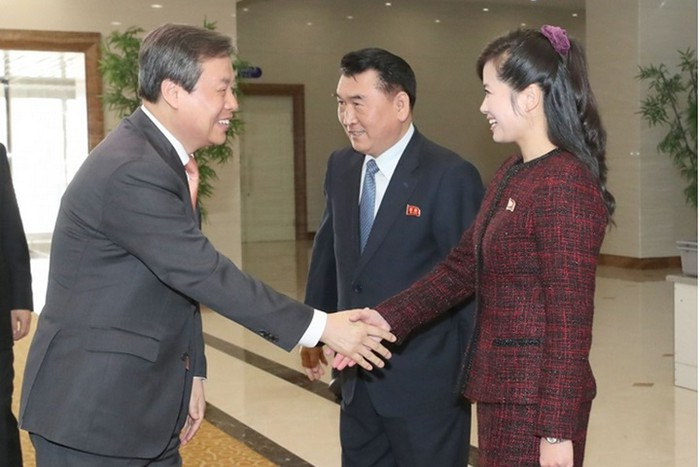 Nữ ca sĩ Hyon Song-wol, chọn trang phục trang trọng, bắt tay Bộ trưởng Văn hóa-Thể thao-Du lịch Hàn Quốc Do Jong-hwan.