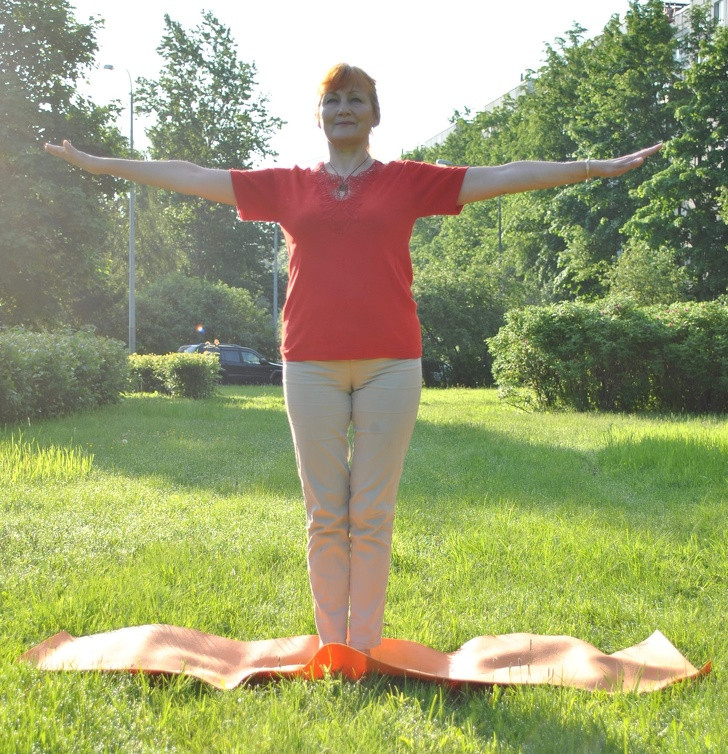 Cánh tay bay: Đứng thẳng, hai chân chụm, hai tay đưa sang ngang vai, duỗi thẳng. Nâng lên hạ xuống tay liên tục trong 30 giây.