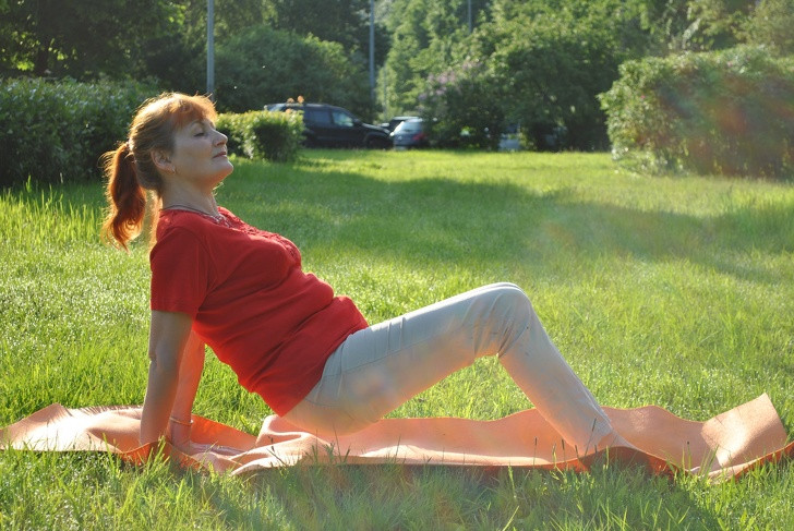 Bài tập Dips Triceps: Ngồi trên thảm, hai tay chống ra phía sau, đầu gối gập, nâng thân người lên cao khỏi mặt thảm liên tục 30 giây.