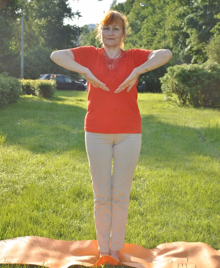 Tư thế xe đẩy: Đứng thẳng, hai chân chụm, hai cánh tay đưa cao ngang vai, hai khuỷu tay gập lại phía trước ngực. Hạ cánh tay ép sát người rồi nâng cao trở lại liên tục trong 30 giây.