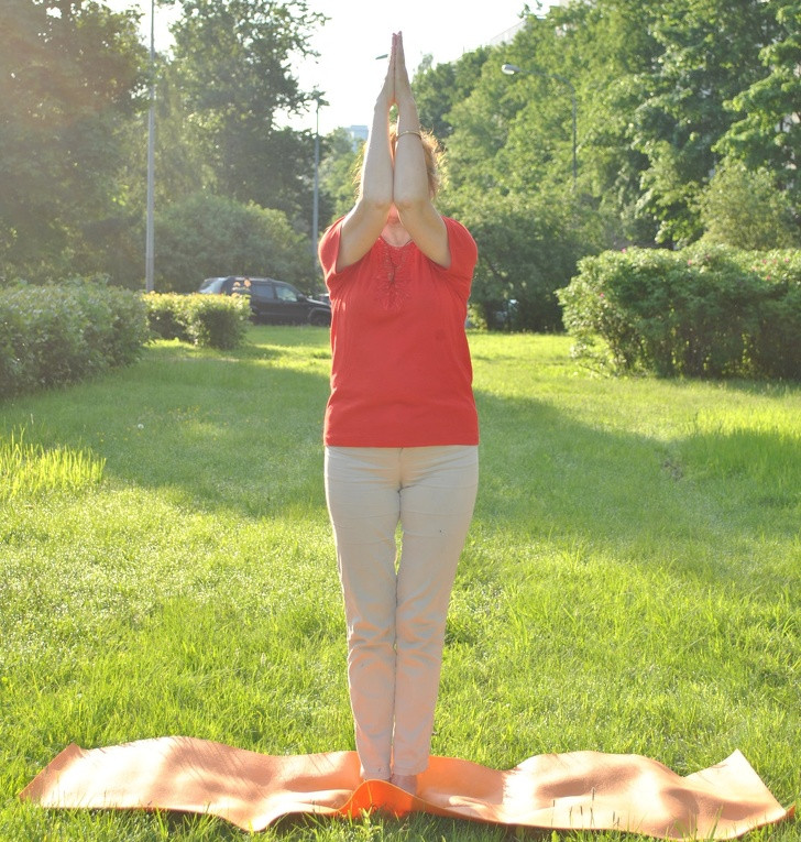 Đẩy ép ngực: Đứng thẳng, hai chân chụm, hai tay giơ cao vuông góc hai bên vai. Ép sát khuỷu tay lại, lòng bàn tay chạm nhau liên tục trong 30 giây.