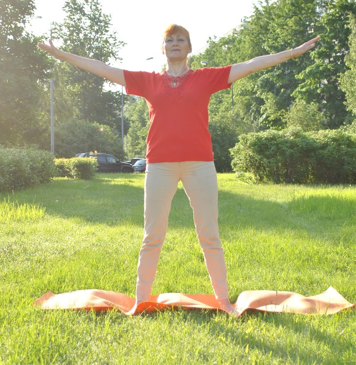 Xoay tròn cánh tay: Đứng thẳng, hai chân rộng bằng vai, hai tay đưa thẳng sang ngang. Xoay vòng tròn trong 30 giây rồi đổi chiều. Đây là bài tập làm thon cánh tay đơn giản mà hiệu quả nhanh chóng.