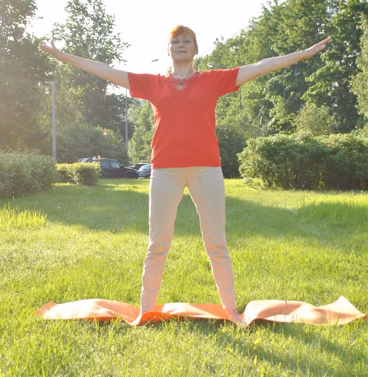 Xoay tròn cánh tay: Đứng thẳng, hai chân rộng bằng vai, hai tay đưa thẳng sang ngang. Xoay vòng tròn trong 30 giây rồi đổi chiều. Đây là bài tập làm thon cánh tay đơn giản mà hiệu quả nhanh chóng.