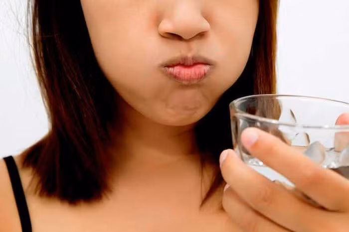 Nước súc miệng: Sau khi ăn những món khiến hơi thở của bạn nồng nặc mùi gia vị, hãy pha một thìa cà phê baking soda vào nửa cốc nước và súc miệng để loại bỏ mùi hoàn toàn.