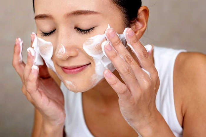 Trị mụn đầu đen: Công thức trị mụn đầu đen từ baking soda rất đơn giản nhưng lại vô cùng hiệu quả. Cho một muỗng cà phê baking soda và một muỗng cà phê nước. Trộn đều và bôi chúng lên vùng da có mụn đầu đen. Để chúng trong vòng 10 phút và sau đó lau khô.