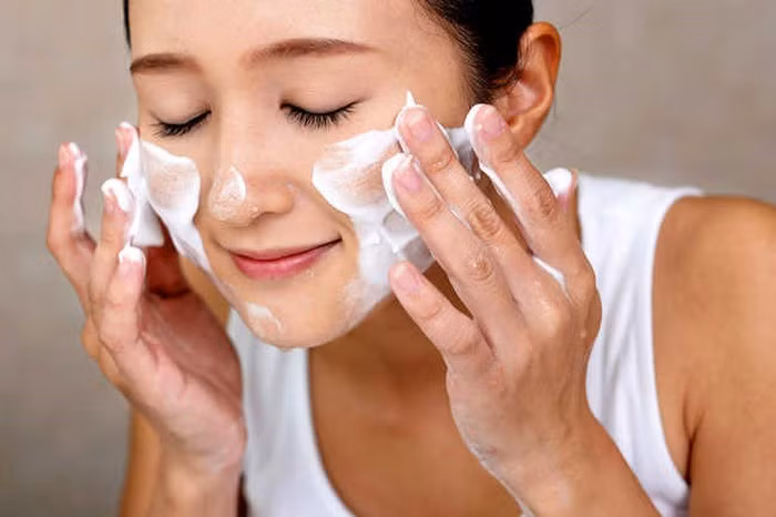 Trị mụn đầu đen: Công thức trị mụn đầu đen từ baking soda rất đơn giản nhưng lại vô cùng hiệu quả. Cho một muỗng cà phê baking soda và một muỗng cà phê nước. Trộn đều và bôi chúng lên vùng da có mụn đầu đen. Để chúng trong vòng 10 phút và sau đó lau khô.