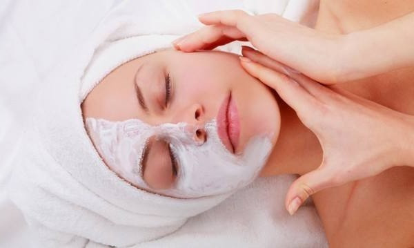 Trị mụn trứng cá: Chỉ cần baking soda là bạn đã có thể đã bay những nốt mụn trứng cá xấu xí và mang lại vẻ rạng rỡ cho khuôn mặt. Trộn baking soda với nước rồi bôi hỗn hợp này lên mặt và giữ nó trong vòng 10 phút. Rửa sạch với nước và lau khô. Thường xuyên sử dụng hỗn hợp này, bạn sẽ nhanh chóng có được khuôn mặt rạng rỡ.