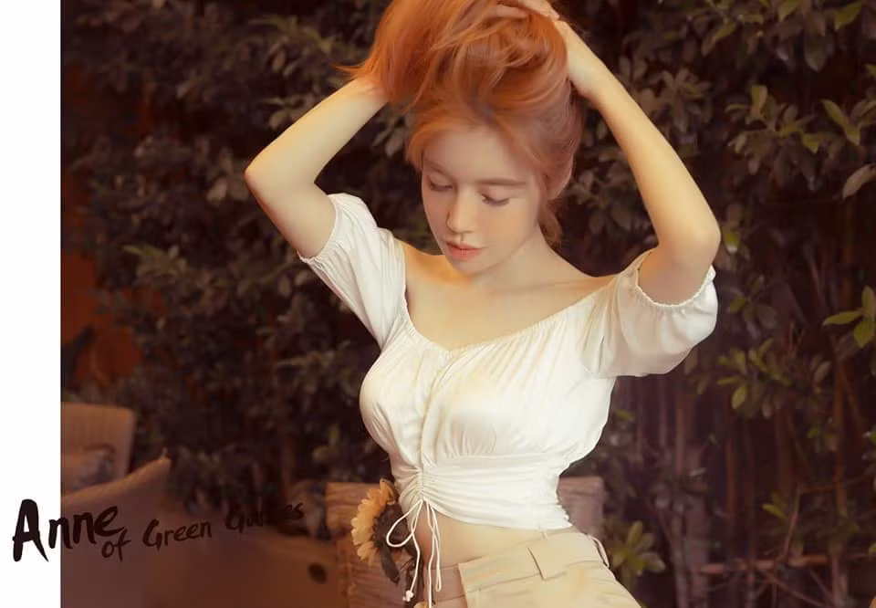 Bà mẹ hai con còn rất ưu ái các mẫu áo crop top để khoe vòng eo con kiến.