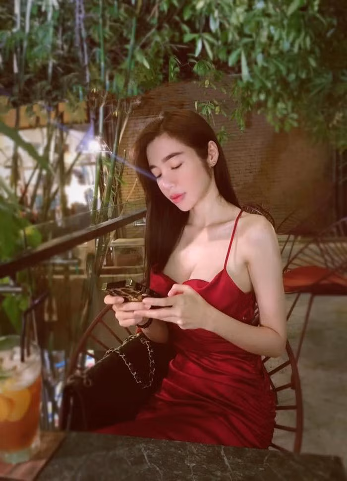 Elly Trần diện đầm đỏ hai dây cực gợi cảm.