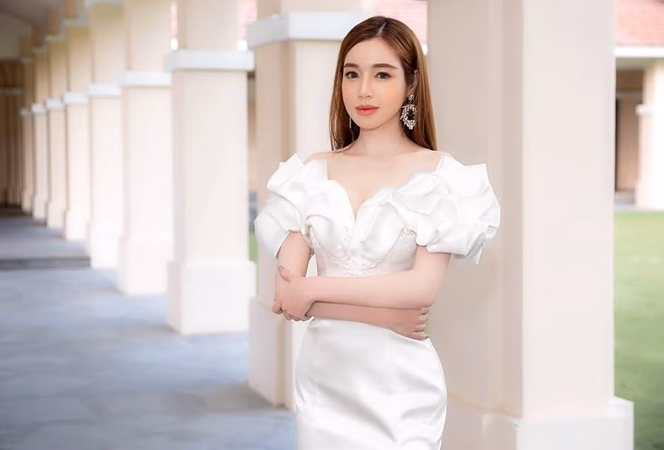 Tuy đã làm mẹ hai nhóc tì xinh xắn nhưng Elly Trần vẫn theo đuổi phong cách thời trang nóng bỏng và gợi cảm.