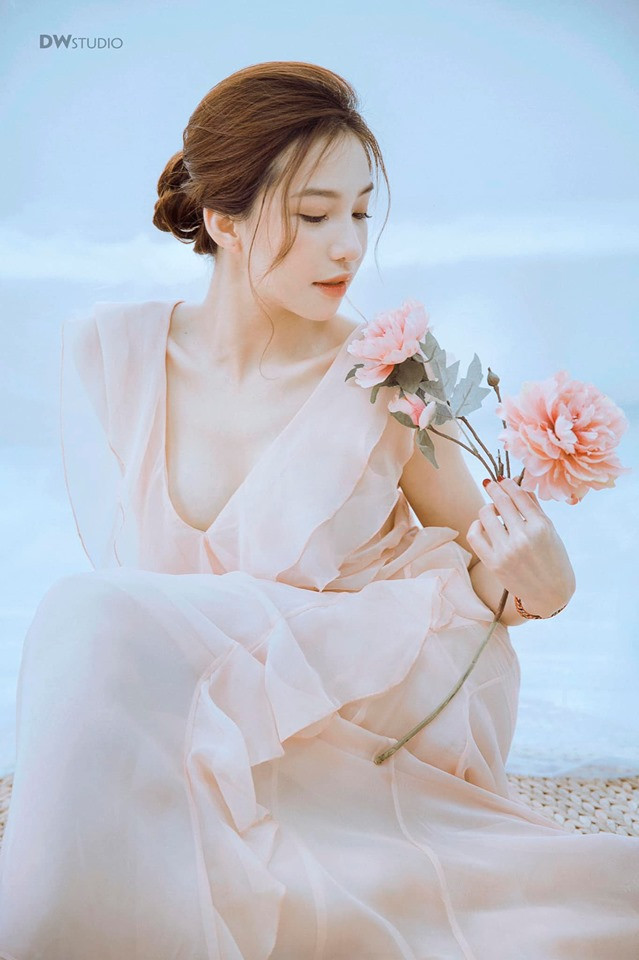 Người đẹp thường xuyên mặc các trang phục gợi cảm có phần cổ khoét sâu quyến rũ.