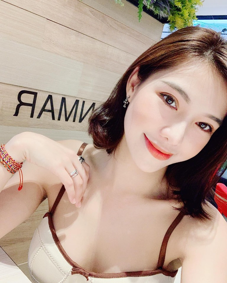 Có thể thấy, gu thời trang của Lưu Đê Ly sau khi thẩm mỹ ngày càng táo bạo và hướng tới khoe da thịt nhiều hơn.