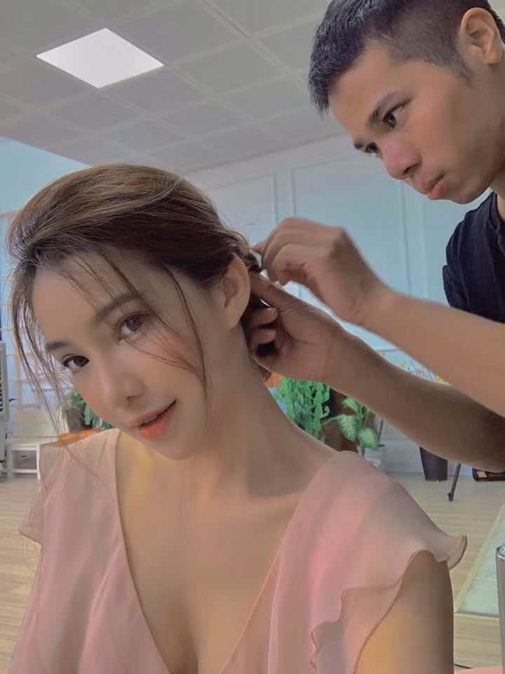 Người đẹp khoe làn da trắng nõn trong chiếc đầm hồng xinh xắn. Ảnh: FBNV.