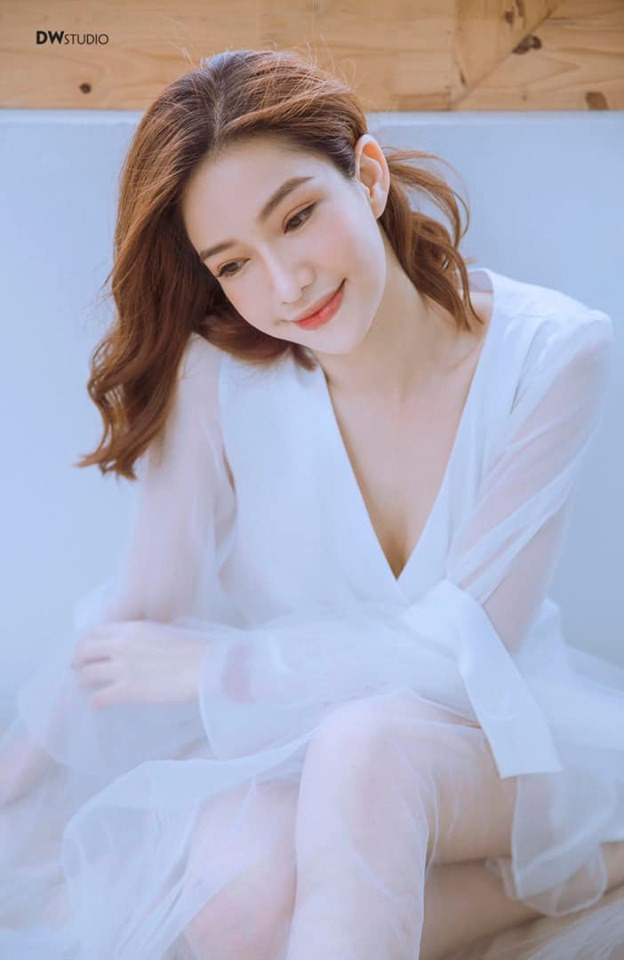 Chiếc váy xuyên thấu với phần cổ xẻ sâu của nữ diễn viên "đốt mắt" người đối diện.