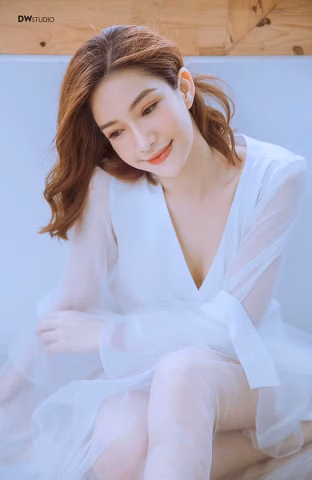 Chiếc váy xuyên thấu với phần cổ xẻ sâu của nữ diễn viên "đốt mắt" người đối diện.