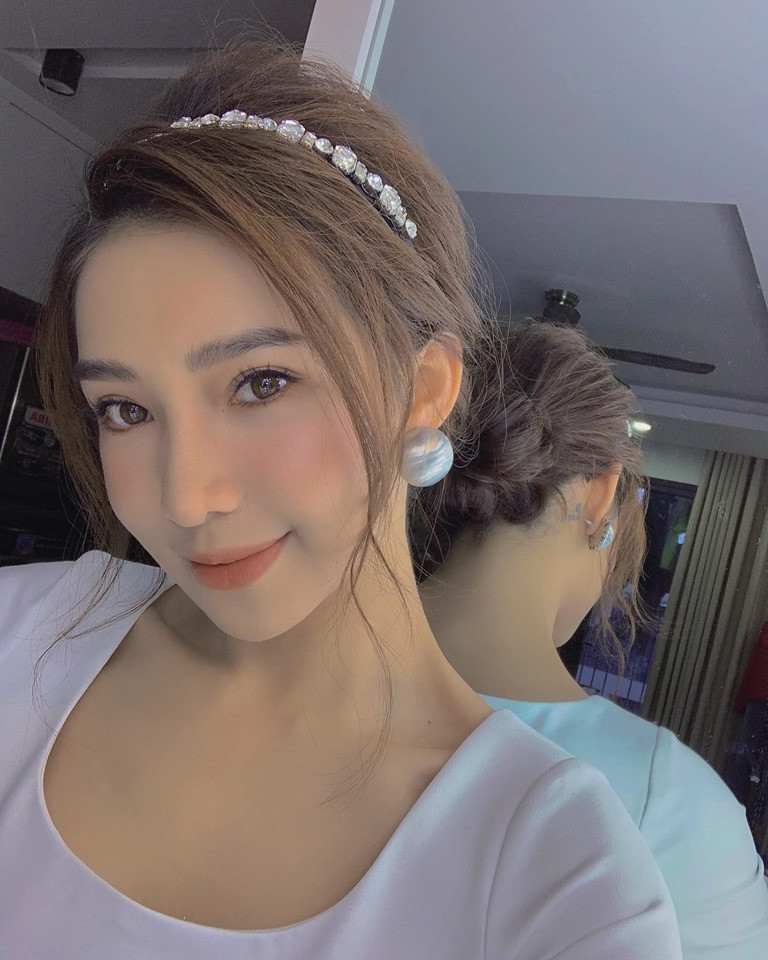 Sau khi phẫu thuật, khuôn mặt của Lưu Đê Ly thanh thoát hơn rất nhiều.