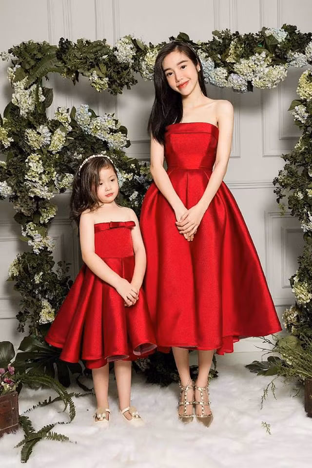 Không chỉ diện đồ đôi, hai mẹ con còn tạo dáng giống hệt nhau.