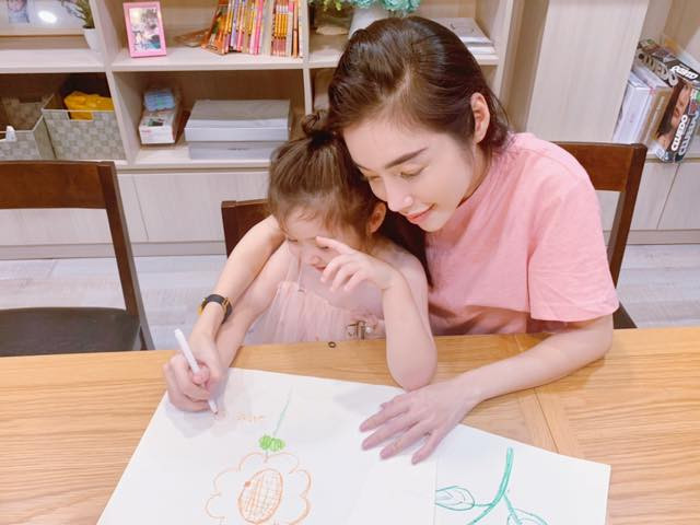 Ở nhà, hai mẹ con vẫn chọn trang phục đồng màu.