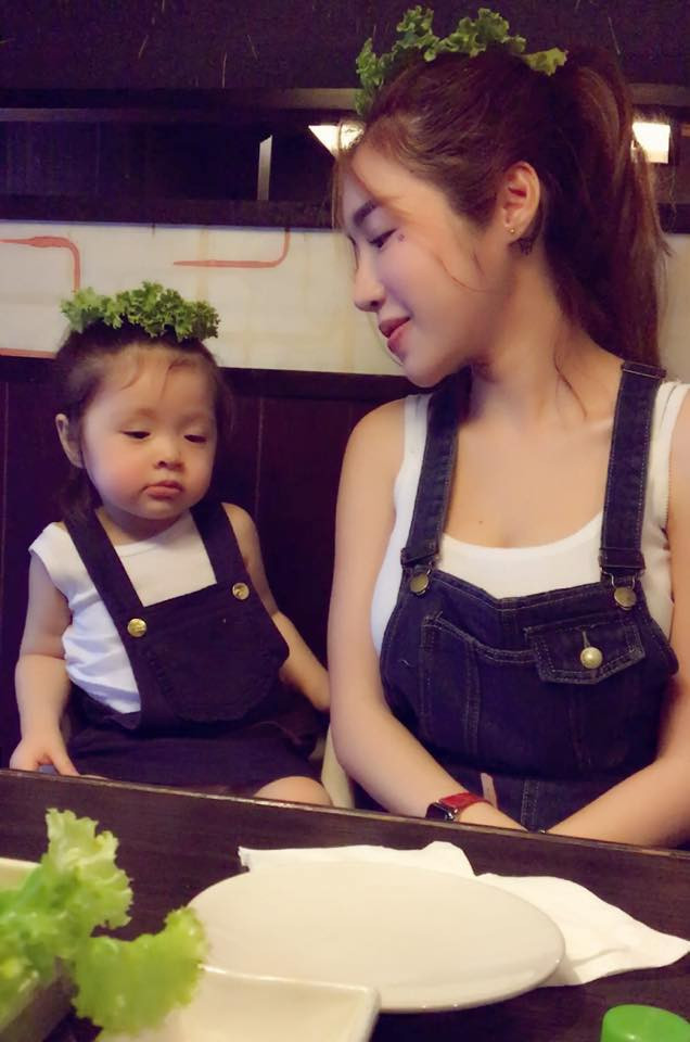 Người đẹp sinh năm 1987 diện yếm đôi trẻ trung với con gái Cadie Mộc Trà.