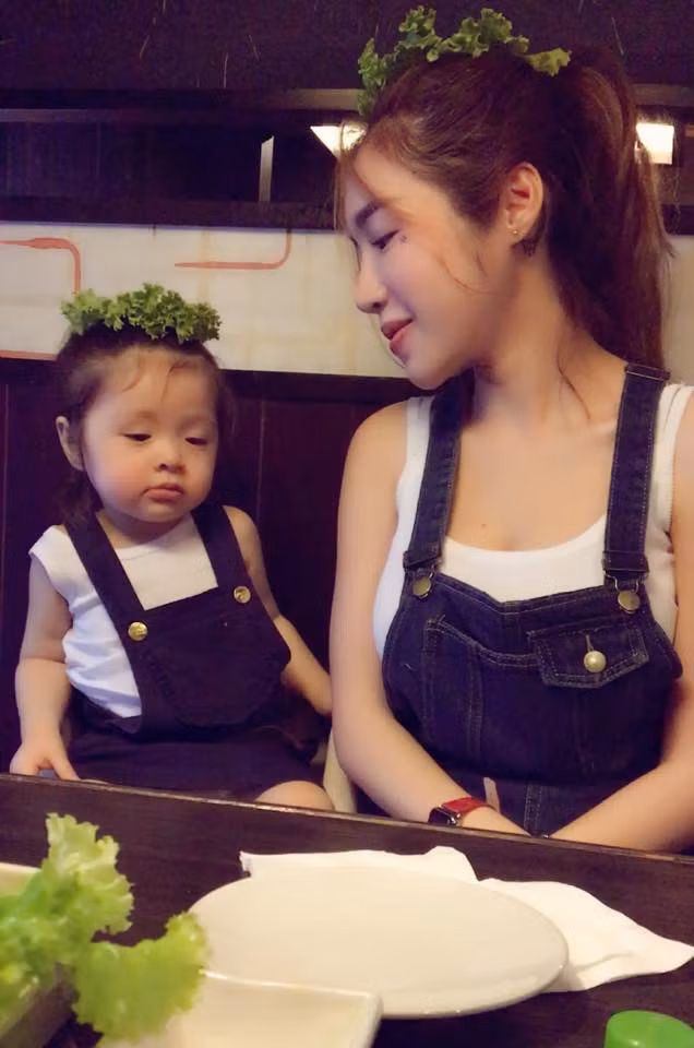 Người đẹp sinh năm 1987 diện yếm đôi trẻ trung với con gái Cadie Mộc Trà.