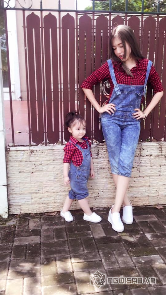 Cả hai diện áo sơ mi kẻ đỏ với quần yếm rất phong cách. Ảnh: Ngôi sao.