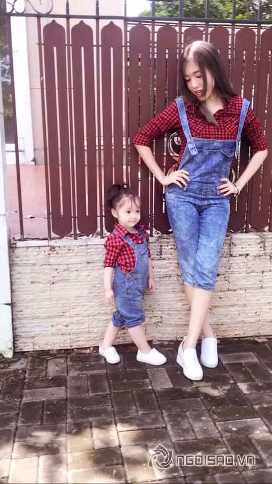 Cả hai diện áo sơ mi kẻ đỏ với quần yếm rất phong cách. Ảnh: Ngôi sao.